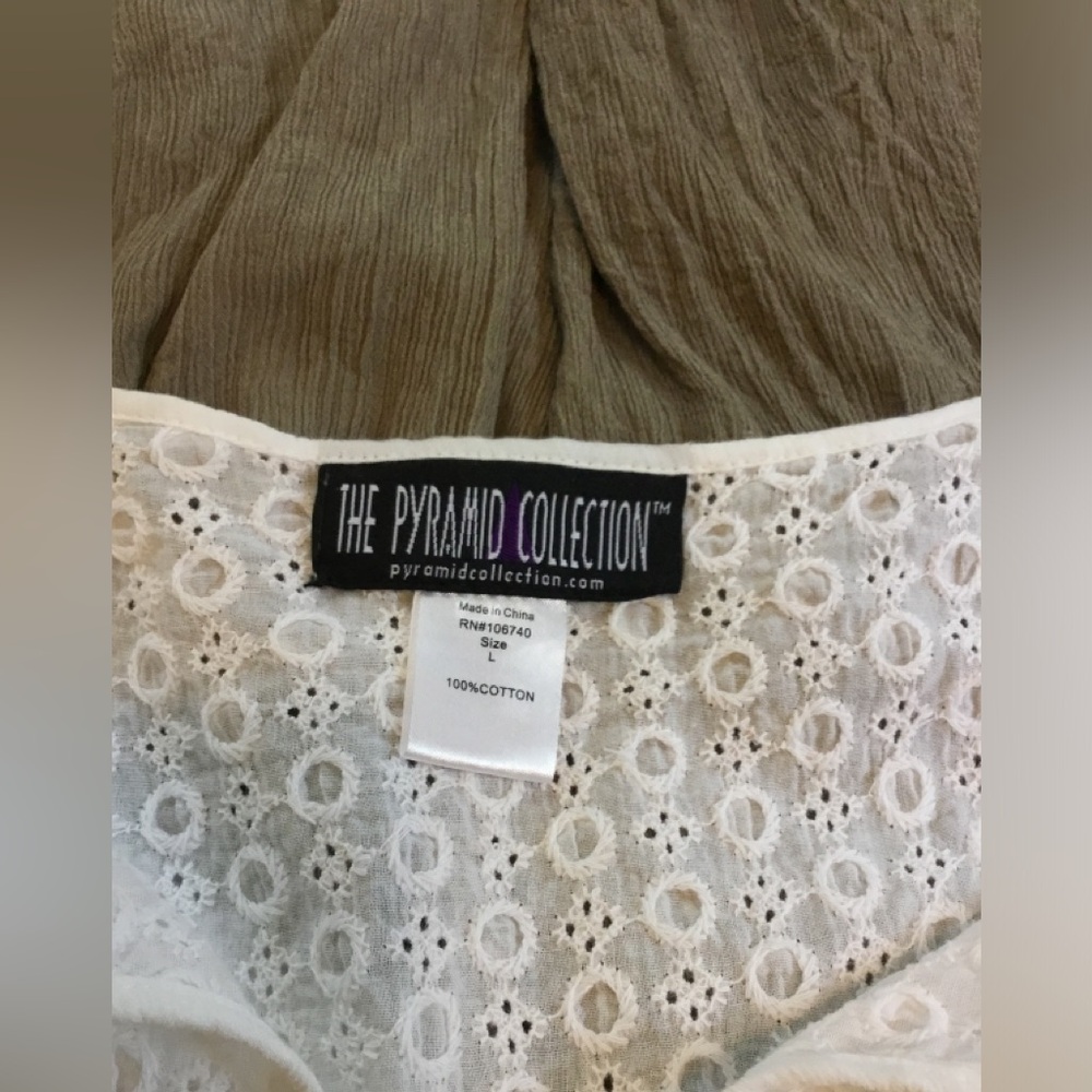 Size L, The Pyramid Collection. Peasant top with tie front. - Picture 2 of 6